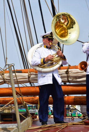 Foto de Den Helder, Países Bajos. 2 de julio de 2023. Banda de música toca en la cubierta de un barco alto durante la vela 2023. Foto de alta calidad - Imagen libre de derechos