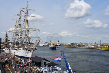 Foto de Den Helder, Países Bajos. 2 de julio de 2023. Visitantes en el muelle de Den Helder en el alto barco Statsraad Lehmkuhl. Foto de alta calidad - Imagen libre de derechos