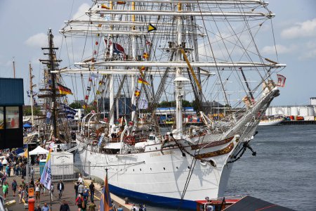 Foto de Den Helder, Países Bajos. 2 de julio de 2023. Visitantes en el muelle de Den Helder en el alto barco Statsraad Lehmkuhl. Foto de alta calidad - Imagen libre de derechos