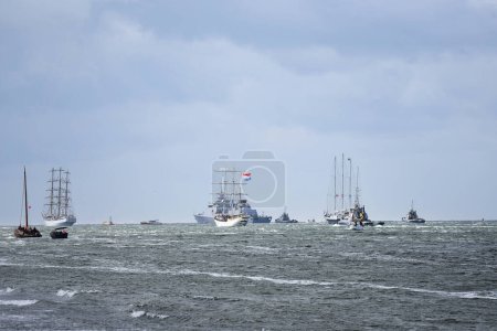 Foto de Den Helder, Países Bajos. 2 de julio de 2023. Naves altas en el Marsdiep cerca de Den Helder. Foto de alta calidad - Imagen libre de derechos