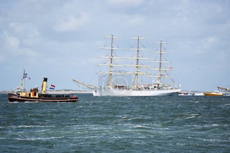 Foto de Den Helder, Países Bajos. 2 de julio de 2023. Naves altas en el Marsdiep cerca de Den Helder. Foto de alta calidad - Imagen libre de derechos