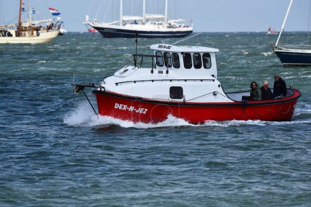 Foto de Den Helder, Países Bajos. 2 de julio de 2023. Pequeños barcos de pesca en el Marsdiep durante la vela 2023. Foto de alta calidad - Imagen libre de derechos