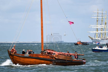 Foto de Den Helder, Países Bajos. 2 de julio de 2023. Un bote de fondo plano de Den Helder en el Marsdiep. Foto de alta calidad - Imagen libre de derechos