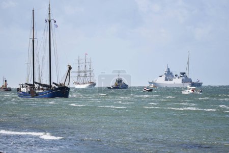 Téléchargez les photos : Den Helder, Pays-Bas. Le 2 juillet 2023. Grands navires quittant le port de Den Helder. Photo de haute qualité - en image libre de droit