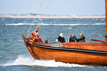 Foto de Den Helder, Países Bajos. 2 de julio de 2023. Un bote de fondo plano de Den Helder en el Marsdiep. Foto de alta calidad - Imagen libre de derechos