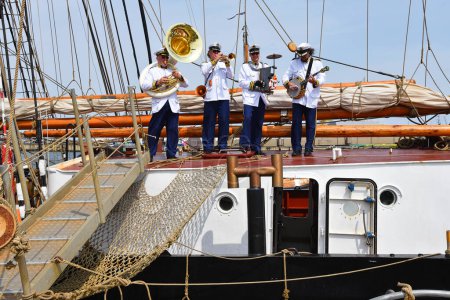 Foto de Den Helder, Países Bajos. 2 de julio de 2023. Banda de música toca en la cubierta de un barco alto durante la vela 2023. Foto de alta calidad - Imagen libre de derechos