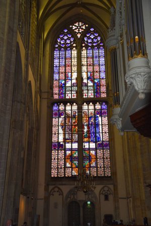 Téléchargez les photos : Utrecht, Pays-Bas. 08 mai 2023. L'intérieur de l'église Dom avec des vitraux à Utrecht. Photo de haute qualité - en image libre de droit