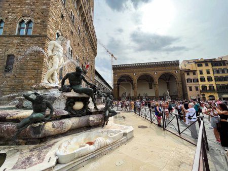 Téléchargez les photos : Florence, Italie. 17 septembre 2023. Gros plan de la fontaine de neptune à Florence. Photo de haute qualité - en image libre de droit