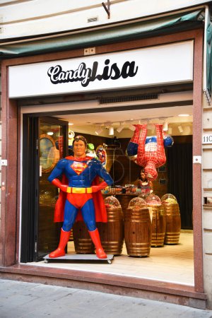 Téléchargez les photos : Pise, Italie. 16 septembre 2023. Une boutique de souvenirs avec Batman et Spiderman à Pise. Photo de haute qualité - en image libre de droit