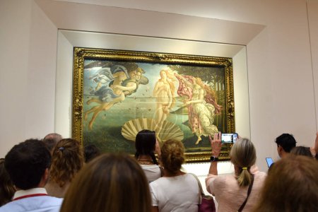 Foto de Florencia, Italia. 17 de septiembre de 2023. Visitantes antes del nacimiento de Venus en el Museo de los Uffizi de Florencia. Foto de alta calidad - Imagen libre de derechos
