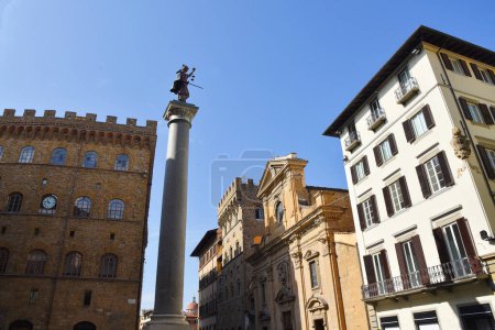Téléchargez les photos : Florence, Italie. Septembre 2023. Ancienne statue de justice sur une place de Florence. Photo de haute qualité - en image libre de droit