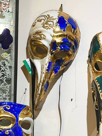 Foto de Florencia, Italia. Septiembre de 2023. Máscaras venecianas como recuerdo de Italia. Se muestra en una tienda en Florencia. Foto de alta calidad - Imagen libre de derechos