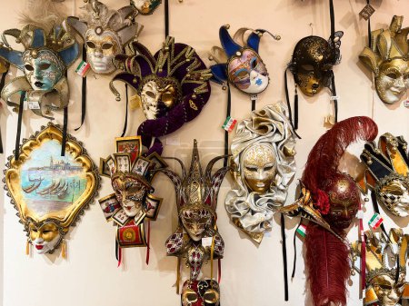 Foto de Florencia, Italia. Septiembre de 2023. Máscaras venecianas como recuerdo de Italia. Se muestra en una tienda en Florencia. Foto de alta calidad - Imagen libre de derechos