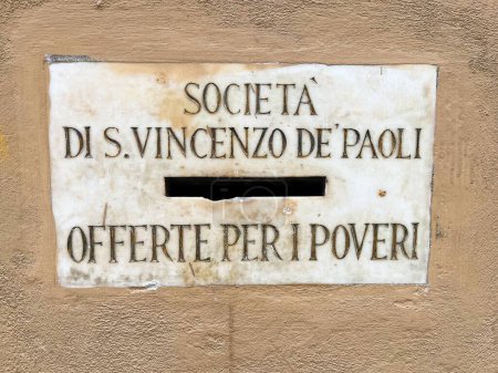 Téléchargez les photos : Florence, Italie. Septembre 2023. Une boîte aux lettres à l'église pour donner des cadeaux pour les pauvres. Photo de haute qualité - en image libre de droit