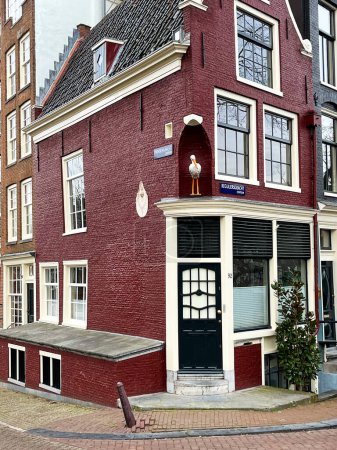 Téléchargez les photos : Amsterdam, Pays-Bas. 20 janvier 2024.La maison avec la cigogne à Amsterdam. Photo de haute qualité - en image libre de droit