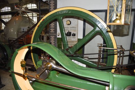 Medemblik, Niederlande. 28. Februar 2024. Elemente und Details einer alten Dampfmaschine. Hochwertiges Foto