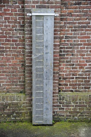 Téléchargez les photos : Medemblik, Pays-Bas. 28 février 2024.Une vieille jauge de niveau à la station de pompage Medemblik. Photo de haute qualité - en image libre de droit
