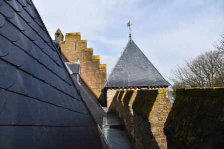 Medemblik, Niederlande. 29. März 2024. die Dachkonstruktion mit den Kantaloupes eines alten Schlosses. Hochwertiges Foto