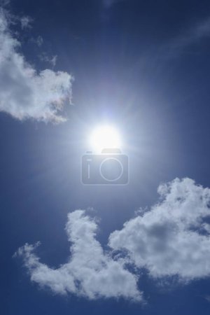 Foto de Nubes en el cielo azul en invierno. El sol brillante del mediodía ilumina el espacio - Imagen libre de derechos