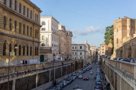 Foto de Centro histórico, vía degli Annibaldi con antiguos edificios romanos y el tráfico en Roma, Italia - Imagen libre de derechos