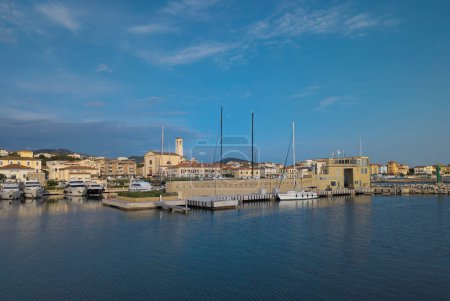 Foto de El puerto y el puerto deportivo de San Vincenzo con barcos amarrados en San Vincenzo, provincia de Livorno, Toscana, Italia - Imagen libre de derechos