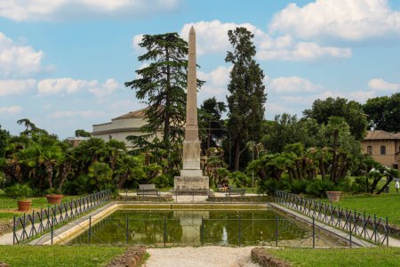 Foto de Obelisco de Villa Torlonia, con fuentes y estanque, dedicado a Anna Maria Torlonia, situado en frente de la fachada trasera. Roma Italia - Imagen libre de derechos