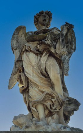 Foto de Estatua de Ángel de Bernini, vista desde abajo, en el Ponte Sant 'Angelo, Roma, Italia. - Imagen libre de derechos