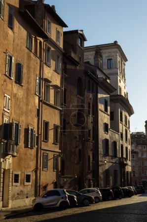 Foto de Calle en el centro histórico de Roma, Italia. Via dei Vecchiarelli, al final de la tarde de verano. - Imagen libre de derechos