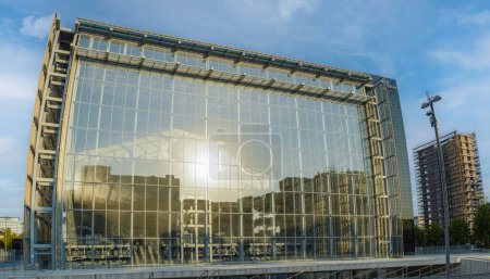 Foto de El Centro de Congresos Eur "La Nuvola", amplia vista del centro de congresos y convenciones de la capital, diseñado por el arquitecto Fuksas, Roma Italia - Imagen libre de derechos