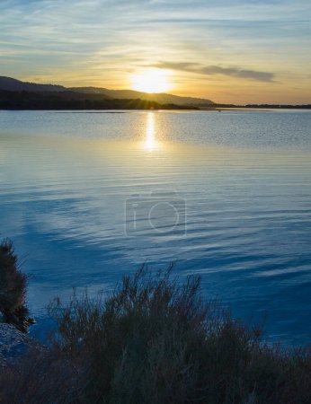 Ciel, terre et mer. Coucher de soleil panoramique dans la lagune d'Orbetello en Maremme Toscane, Italie