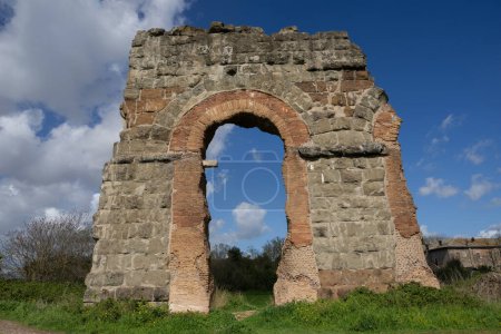 Ruinen des antiken Aquädukts Acqua Claudia im Parco degli Acquedotti, Rom, Italien