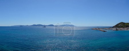 Skyline de la isla de Elba y el puerto deportivo de Salivoli con Punta Falcone, Piombino, Toscana, Italia