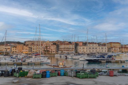 Blick auf die Stadt San Vincenzo. Fischernetze im Hafen von San Vincenzo, Livorno, Toskana, Italien