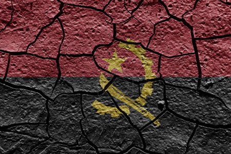 Téléchargez les photos : Angola flag on a mud texture of dry crack on the ground - en image libre de droit