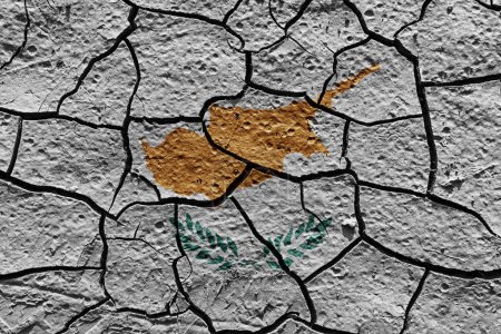 Téléchargez les photos : Cyprus flag on a mud texture of dry crack on the ground - en image libre de droit