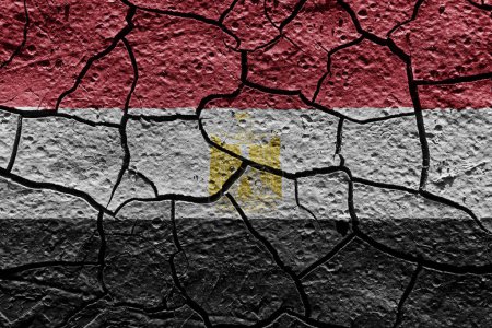 Téléchargez les photos : Egypt flag on a mud texture of dry crack on the ground - en image libre de droit