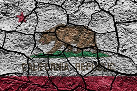 Téléchargez les photos : California state flag of United States on a mud texture of dry crack on the ground - en image libre de droit