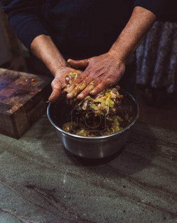 Foto de Preparar a mano el relleno de una empanada con ingredientes naturales - Imagen libre de derechos