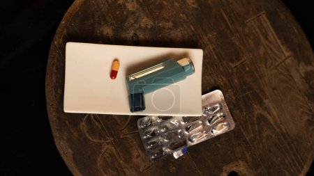 Los medicamentos sobre la plancha rectangular sobre la mesa