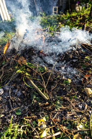 Winterfeuer zur Verbrennung der Überreste, die durch die Pflege eines Gartens entstanden sind