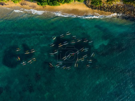 Téléchargez les photos : Drone shot capturant des canots de pêche exploités par des pêcheurs au large d'une plage tropicale, mettant en valeur le patrimoine culturel et les pratiques de pêche durables dans un paysage marin pittoresque. Oruwa bateaux aériens. - en image libre de droit