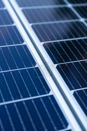 Foto de Detalle fotográfico vertical de macro primer plano de paneles solares con rejilla visible de límites de celdas - Imagen libre de derechos