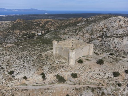 Torroella de Montgri, Spanien, 17. März 2024. Drohnenansicht Castell del Montgri de Girona