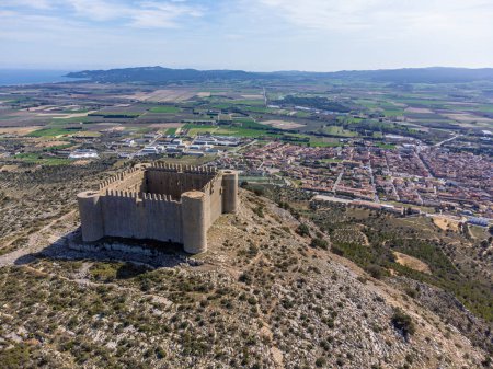 Torroella de Montgri, Spanien, 17. März 2024. Drohnenansicht Castell del Montgri de Girona