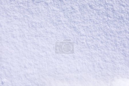 Téléchargez les photos : Texture lisse de neige fraîche et duveteuse après une chute de neige avec des étincelles brillantes de flocons de neige, fond blanc enneigé ; gros plan, vue de dessus, horizontale - en image libre de droit