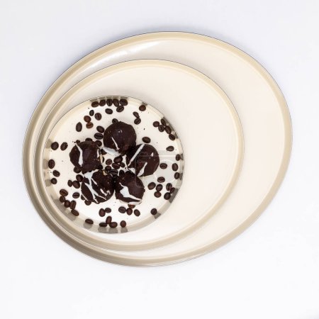 Téléchargez les photos : Biscuits aux pépites de chocolat et grains de café noirs sur un plat sur fond blanc, vue de dessus, plat, carré - en image libre de droit