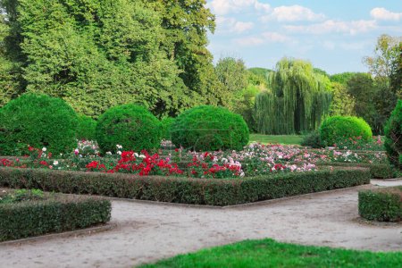 Ce magnifique parc est l'endroit idéal pour se détendre et profiter de la nature. Arbres verts luxuriants, fleurs colorées, et une atmosphère tranquille en font un endroit populaire pour les habitants et les touristes.