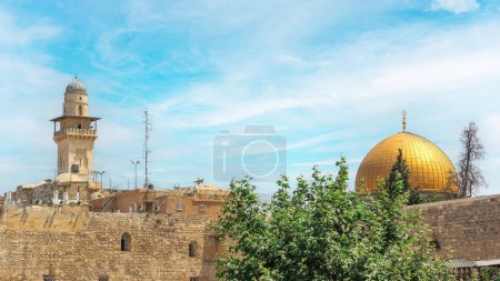 La Cúpula de la Roca, un importante santuario musulmán en Jerusalén Ciudad Vieja, donde el Profeta Muhammad ascendió al cielo. Adyacente, la venerada Mezquita Al-Aqsa, el tercer lugar más sagrado del Islam.