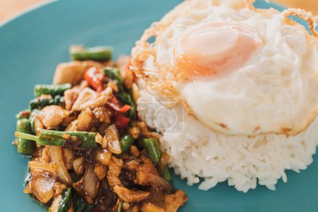 Téléchargez les photos : Khao Kraprao Moosub Khai Dow ou riz thaïlandais sauté porc haché avec oeuf frit. - en image libre de droit
