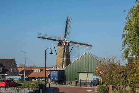 Foto de Old flour windmill in the village of Ouddorp on the island of Goeree Overflakkee in winter - Imagen libre de derechos
